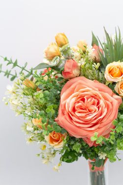 Magnifico bouquet de rosas Garden, rosas de pitiminí, flores de jazmin y plantas crasas. Armonía floral.
