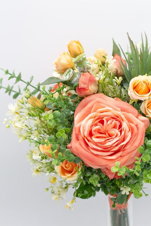 Magnifico bouquet de rosas Garden, rosas de pitiminí, flores de jazmin y plantas crasas. Armonía floral.