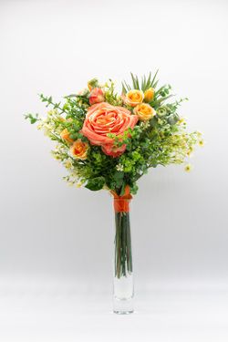 Magnifico bouquet de rosas Garden, rosas de pitiminí, flores de jazmin y plantas crasas. Armonía floral.