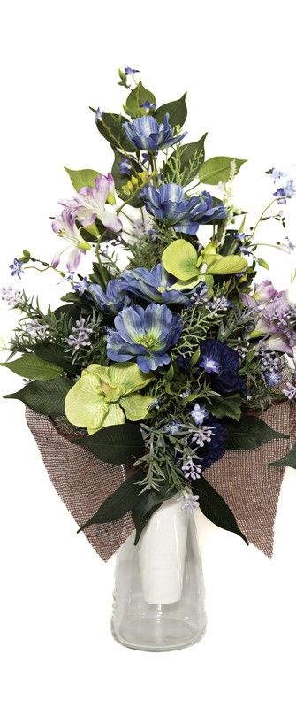 Margaritas artificiales en color azul para este ramo de flores para cementerio