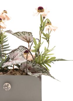 Minimalista centro de flor artificial en begonia rex y tonos salmón