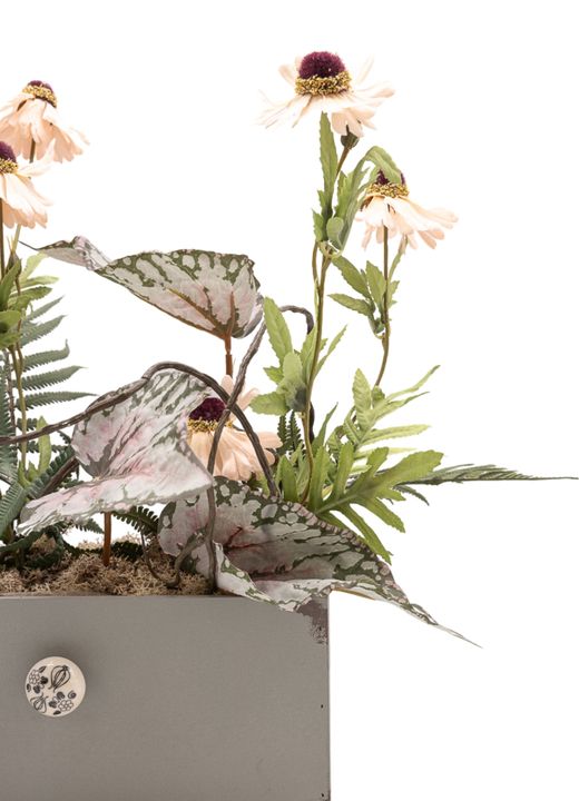 Minimalista centro de flor artificial en begonia rex y tonos salmón