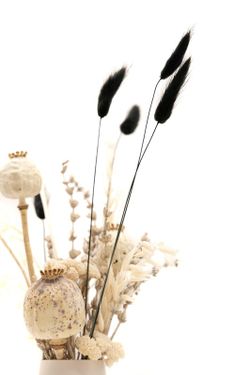 Minimalista jarrón de metal en color blanco con arreglo floral de flores secas