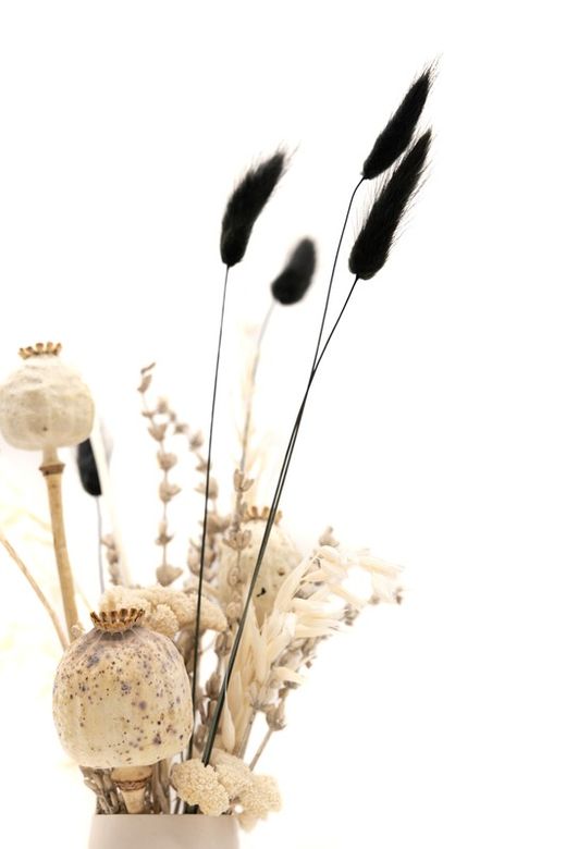 Minimalista jarrón de metal en color blanco con arreglo floral de flores secas