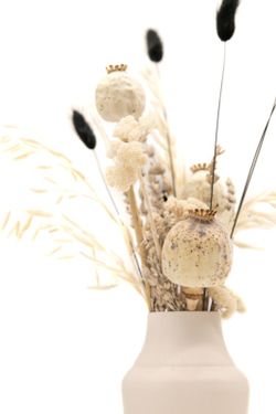 Minimalista jarrón de metal en color blanco con arreglo floral de flores secas