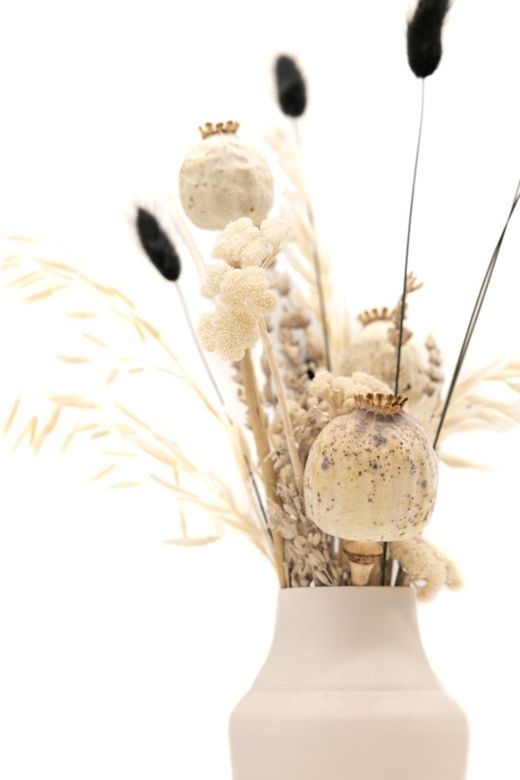 Minimalista jarrón de metal en color blanco con arreglo floral de flores secas