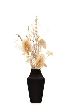 Minimalista jarrón de metal en color negro con arreglo floral de flores secas