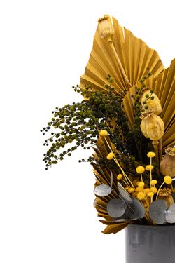 Moderno centro de flores secas y preservadas en tonos amarillos
