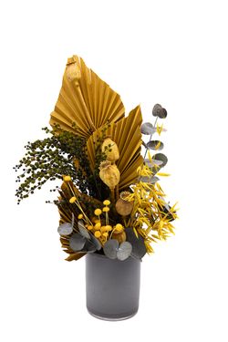 Moderno centro de flores secas y preservadas en tonos amarillos