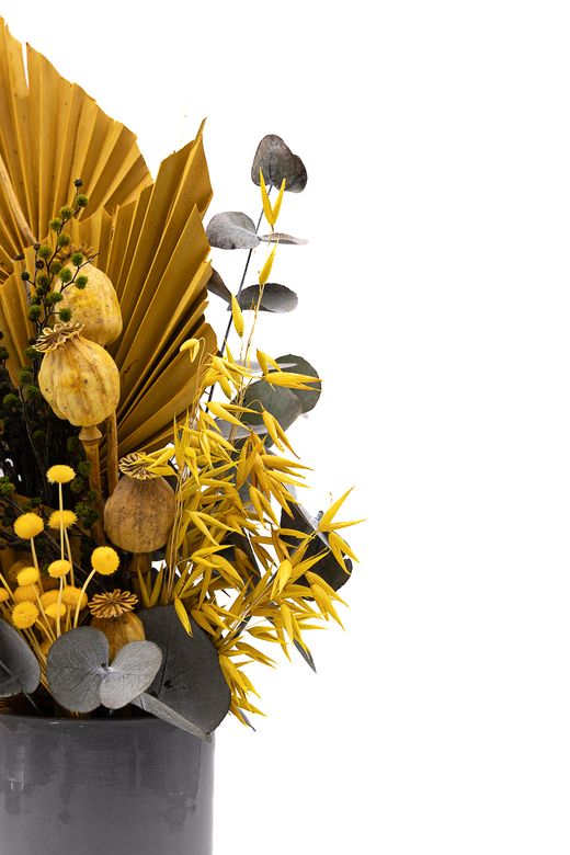 Moderno centro de flores secas y preservadas en tonos amarillos
