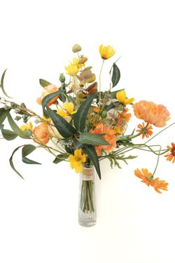 Moderno ramo  de flores artificiales en colores naranjas, muy alegre