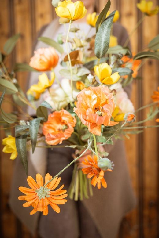 Moderno ramo  de flores artificiales en colores naranjas, muy alegre