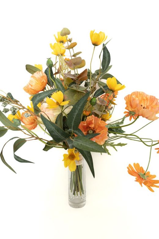 Moderno ramo  de flores artificiales en colores naranjas, muy alegre