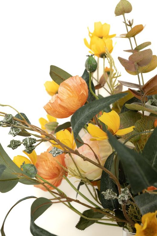 Moderno ramo  de flores artificiales en colores naranjas, muy alegre