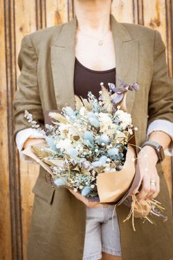 Moderno ramo de flores secas en colores naturales y azules