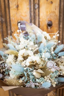 Moderno ramo de flores secas en colores naturales y azules