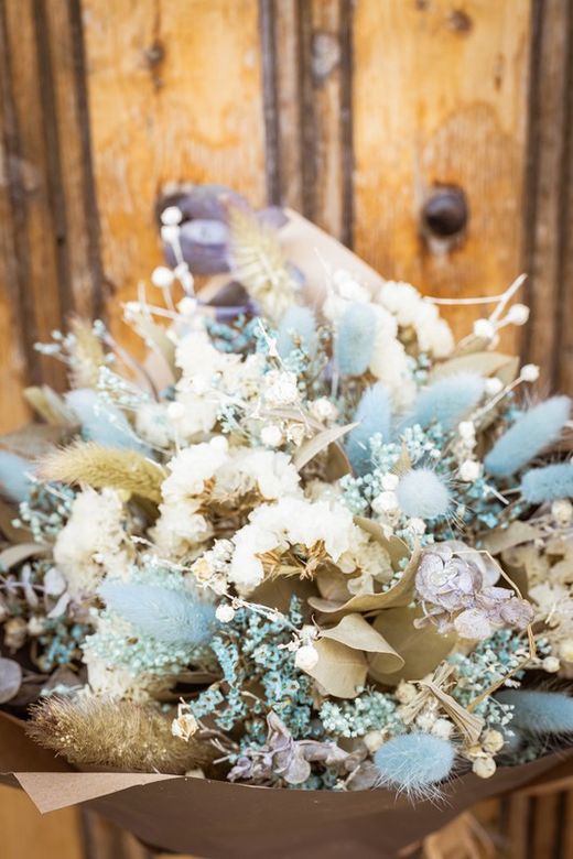 Moderno ramo de flores secas en colores naturales y azules