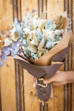 Moderno ramo de flores secas en colores naturales y azules