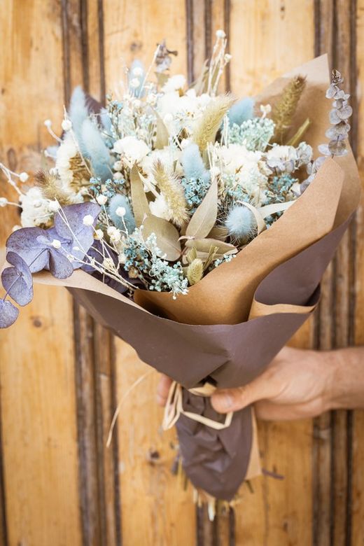 Moderno ramo de flores secas en colores naturales y azules