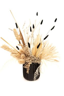 Moderno y sofisticado centro de mesa en base de cerámica negro y flores preservadas en tonos blanco y negro