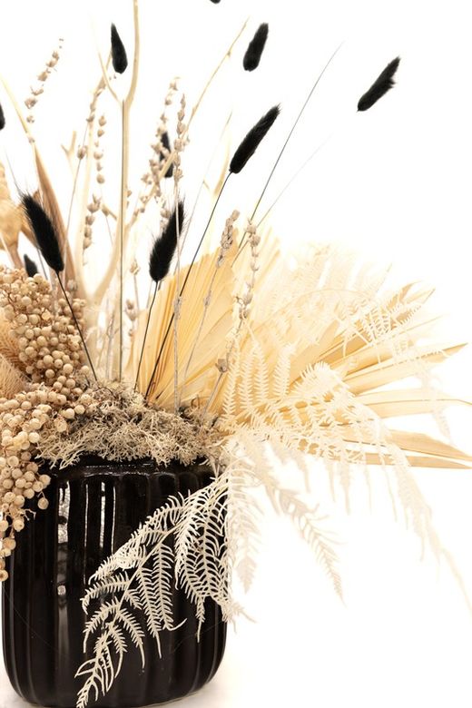 Moderno y sofisticado centro de mesa en base de cerámica negro y flores preservadas en tonos blanco y negro