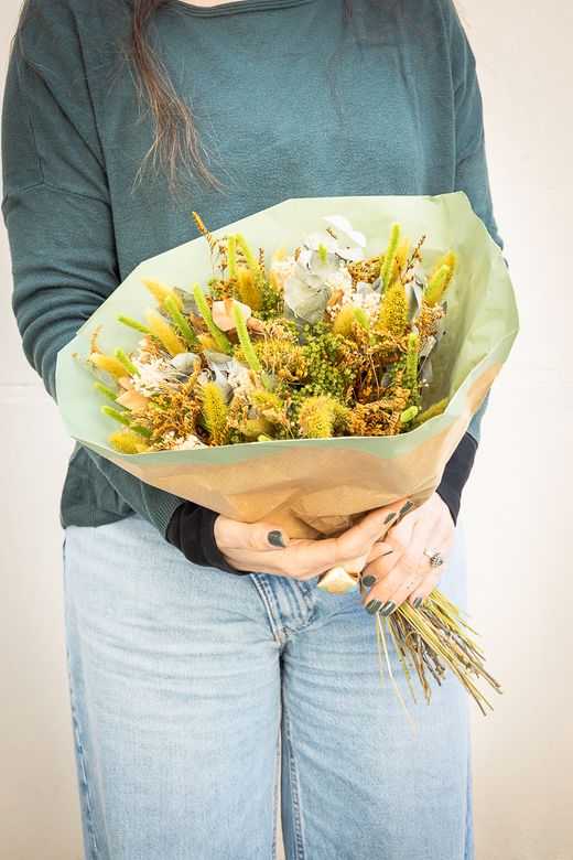 Natural ramo de flores secas y preservadas en colores verdes