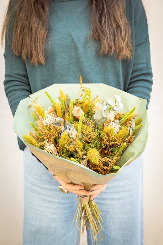 Natural ramo de flores secas y preservadas en colores verdes