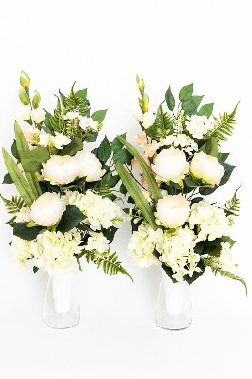 Otoñal ramo de flores de cementerio con rosas de jardín otoñales en color crema