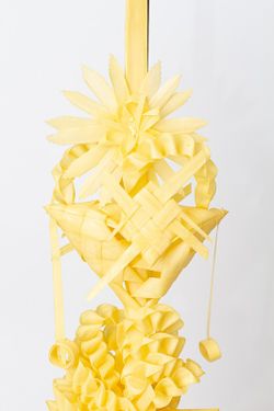 Palma blanca de tres pisos. Un trabajo de artesanía de palma blanca para tu Semana Santa.