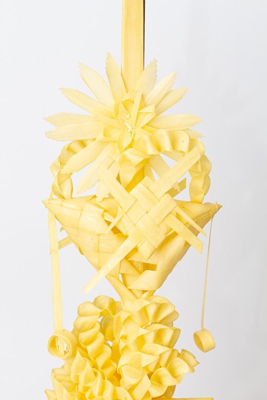Palma blanca de tres pisos. Un trabajo de artesanía de palma blanca para tu Semana Santa.