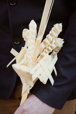Palma Blanca para Domingo de ramos de 1 piso realizada con paama blanca geométrica de forma artesanal
