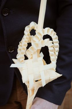Palma Blanca para Domingo de ramos de 1 piso realizada con paama blanca geométrica de forma artesanal