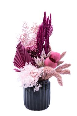 Pasión fucsia en este entro de flores secas y preservadas