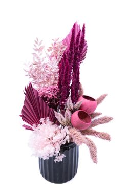 Pasión fucsia en este entro de flores secas y preservadas