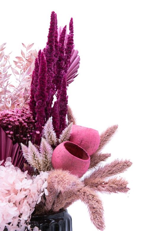 Pasión fucsia en este entro de flores secas y preservadas