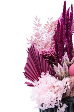 Pasión fucsia en este entro de flores secas y preservadas