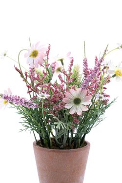 Pequeña planta de flores artificiales en color rosa con base de terracota