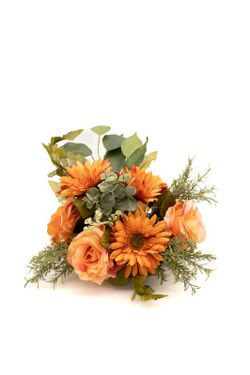 Pequeño centro de flores artificiaes en color naranja para nichos