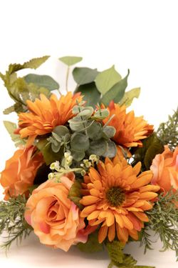 Pequeño centro de flores artificiaes en color naranja para nichos