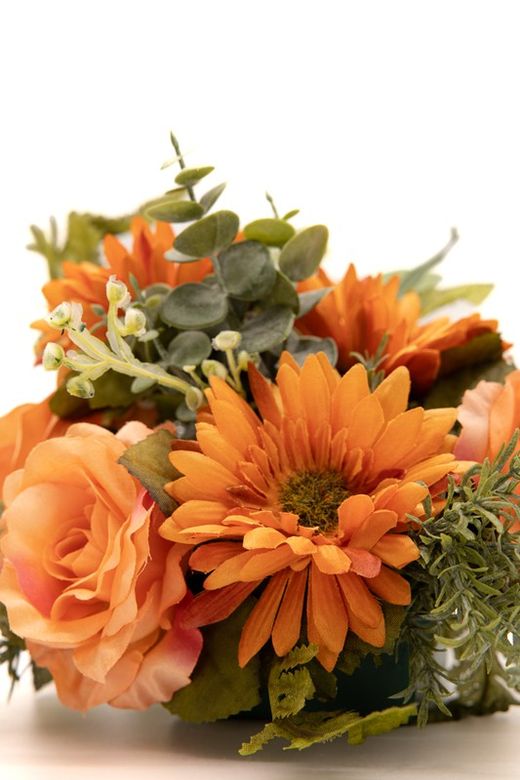 Pequeño centro de flores artificiaes en color naranja para nichos