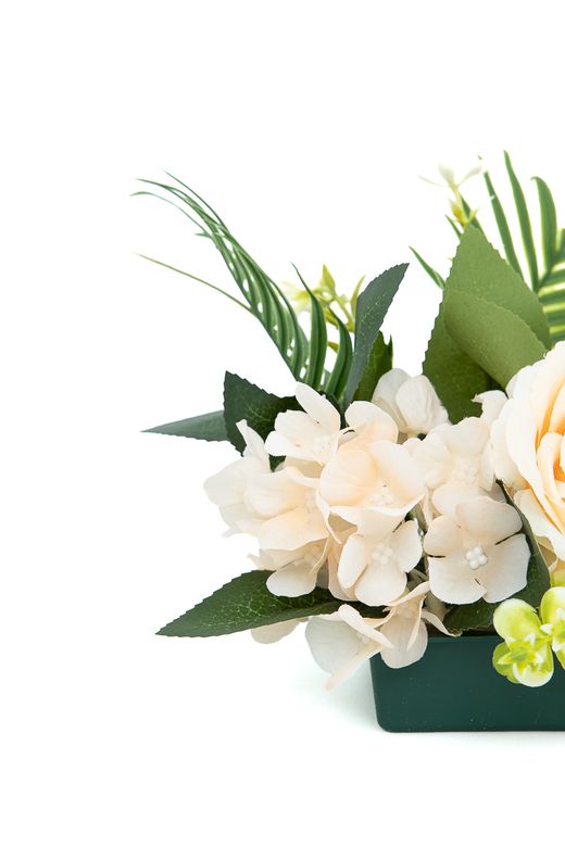 Pequeño centro floral de cementerio cálido en crema y rosados