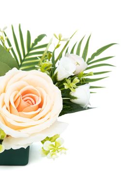 Pequeño centro floral de cementerio cálido en crema y rosados