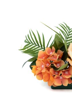 Pequeño centro floral de cementerio intenso en tonos naranjas