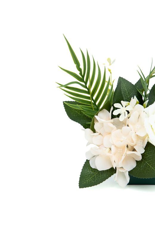 Pequeño centro floral de cementerio sutil en blancos y crema