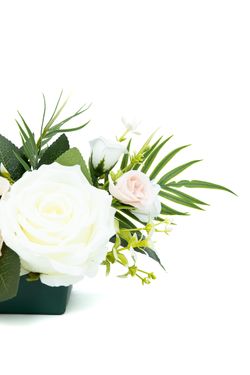 Pequeño centro floral de cementerio sutil en blancos y crema