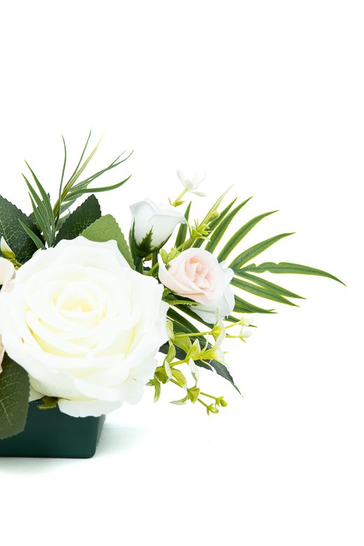 Pequeño centro floral de cementerio sutil en blancos y crema