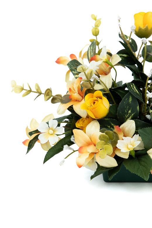 Pequeño centro floral radiante de cementerio con rosas de pitiminí amarillas