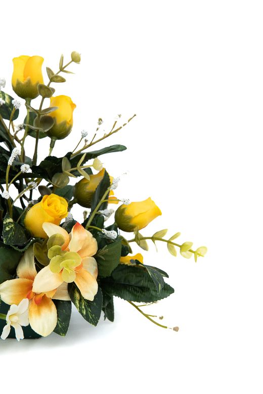 Pequeño centro floral radiante de cementerio con rosas de pitiminí amarillas