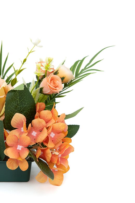 Pequeño centro floral radiante de cementerio en naranjas