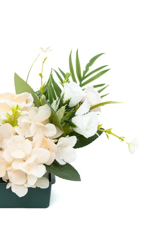 Pequeño centro floral refinado de cementerio en tonos crema